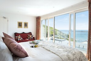 6 bedrooms, iron/ironing board, WiFi, bed sheets