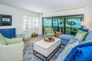 Smart TV, offices - Aldea 14 - a beachfront unit in Belleair Beach (Belleair Beach)
