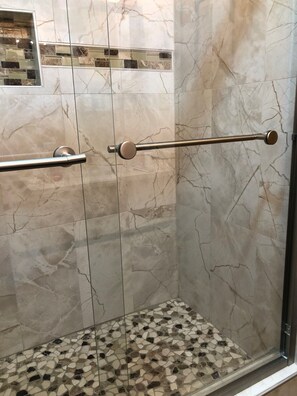 Combined shower/tub - Cedar Dome: 3  BR, 3  BA House in Canaan Valley, Sleeps 8 (Canaan Valley)