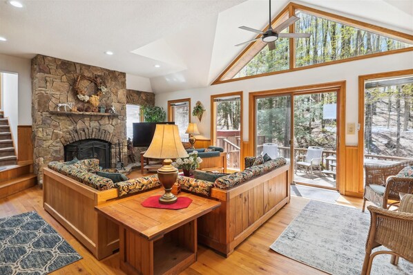 Smart TV, fireplace, DVD player