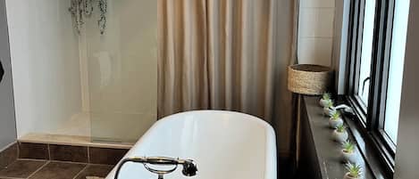 ヘアドライヤー、タオル、石鹸、トイレットペーパー