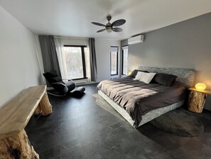 Iron/ironing board, WiFi, bed sheets - Spacious house across from the St-Dorothée REM station (Laval)