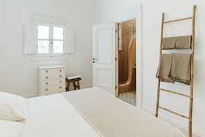 3 bedrooms, desk, soundproofing, iron/ironing board