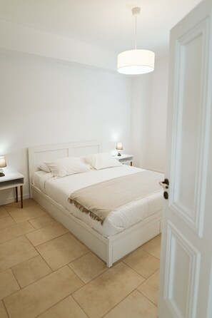 3 bedrooms, desk, soundproofing, iron/ironing board