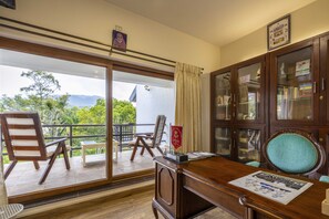 Desk, bed sheets - Amã Stays & Trails Werifesteria, Coonoor (Coonoor)