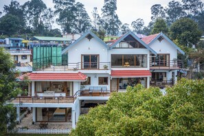 A multi-story residential building with balconies, large windows, and a red-tiled roof. - Amã Stays & Trails Werifesteria, Coonoor (Coonoor)
