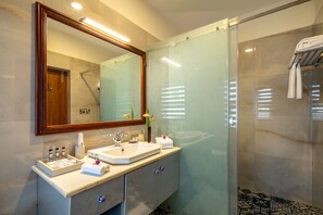 Room (Werifesteria) | Bilik Mandi | Pancuran mandi, pengering rambut, jubah mandi, tuala disediakan 
