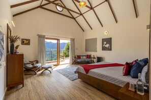 Desk, bed sheets - Amã Stays & Trails Werifesteria, Coonoor (Coonoor)