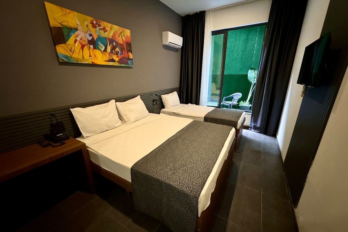 Economy driepersoonskamer, geen ramen | Een minibar, een laptopwerkplek, geluiddichte muren, gratis wifi