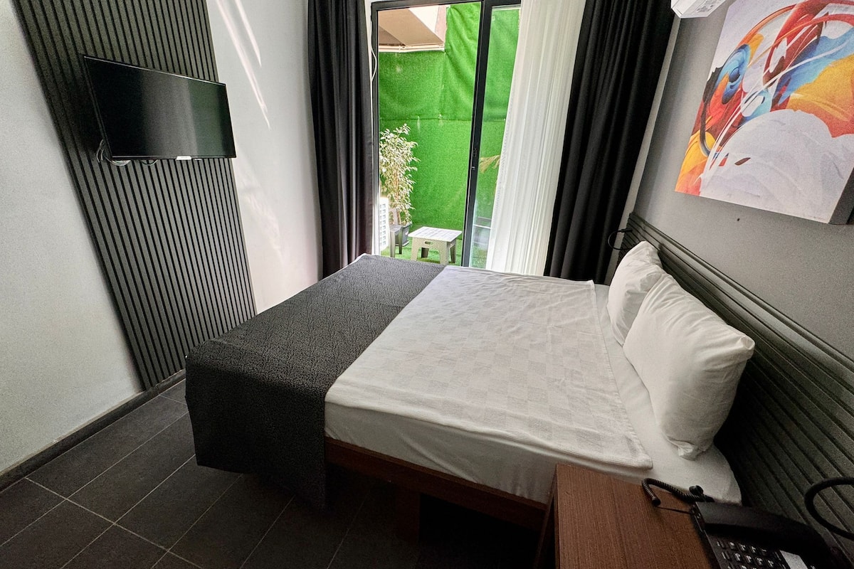 1 habitación y espacio para trabajar con laptop