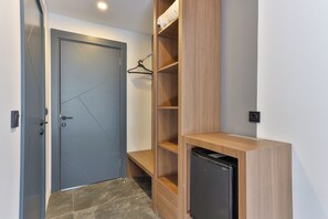 Minibar, iron/ironing board, free cribs/infant beds, free WiFi - Wolf Of The City Hotel & Spa (Antalya)