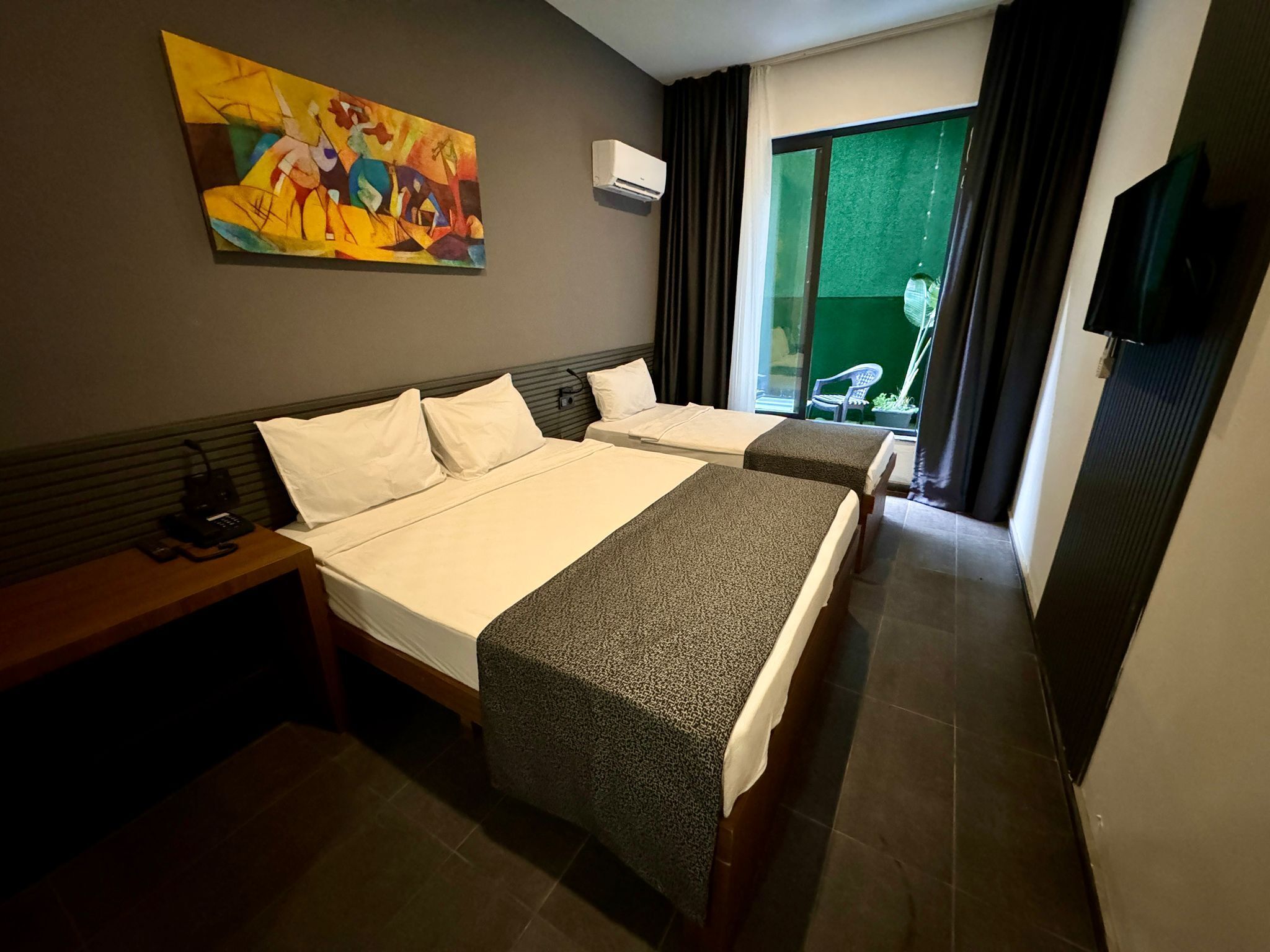 Minibar, bàn ủi/dụng cụ ủi quần áo 