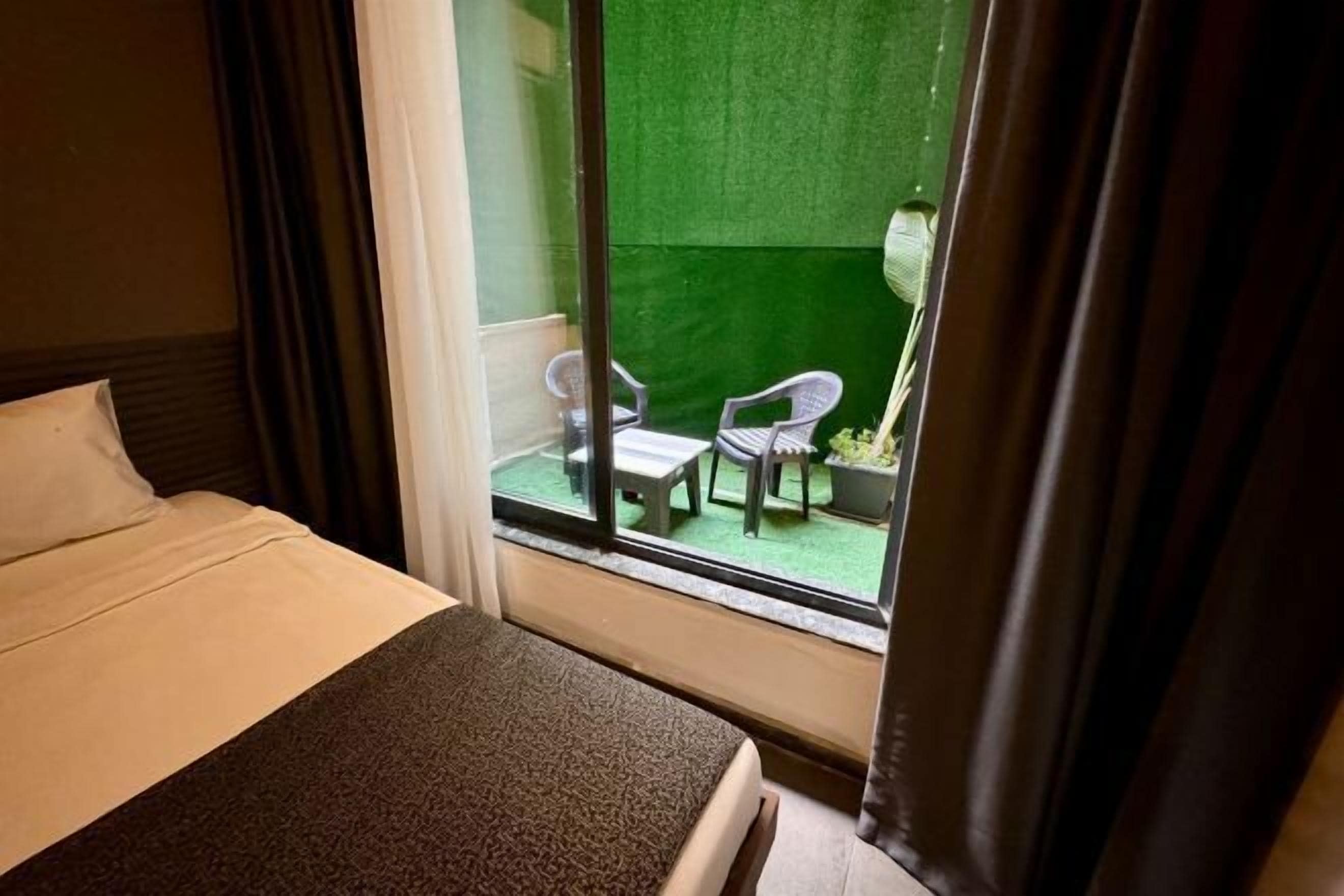 Minibar, laptop workspace, soundproofing, free WiFi