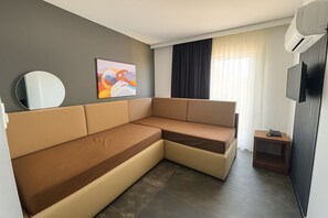 32-inch Smart TV with satellite channels, Netflix, streaming services - Wolf Of The City Hotel & Spa (Antalya)