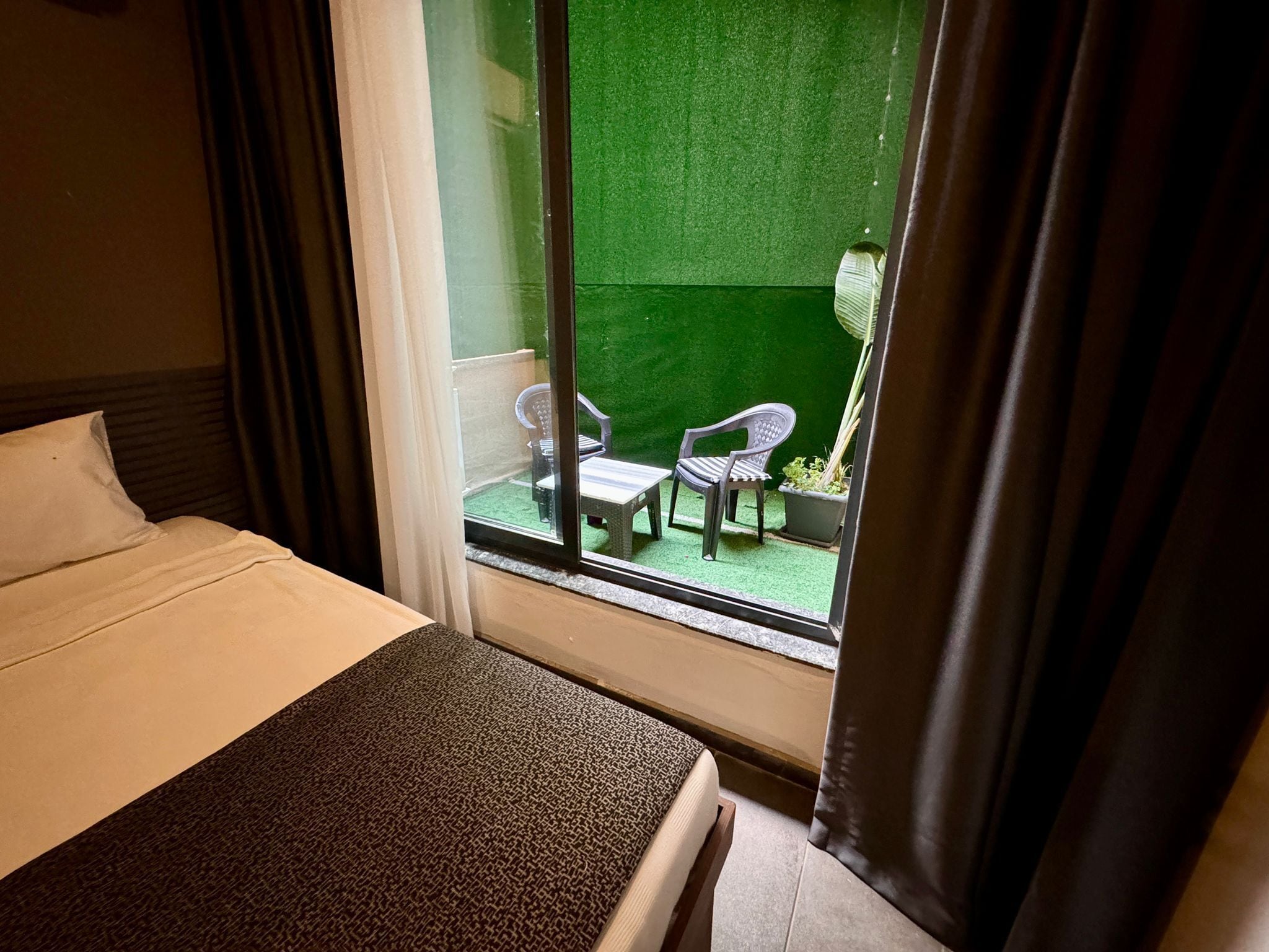 Een minibar, een laptopwerkplek, geluiddichte muren, gratis wifi