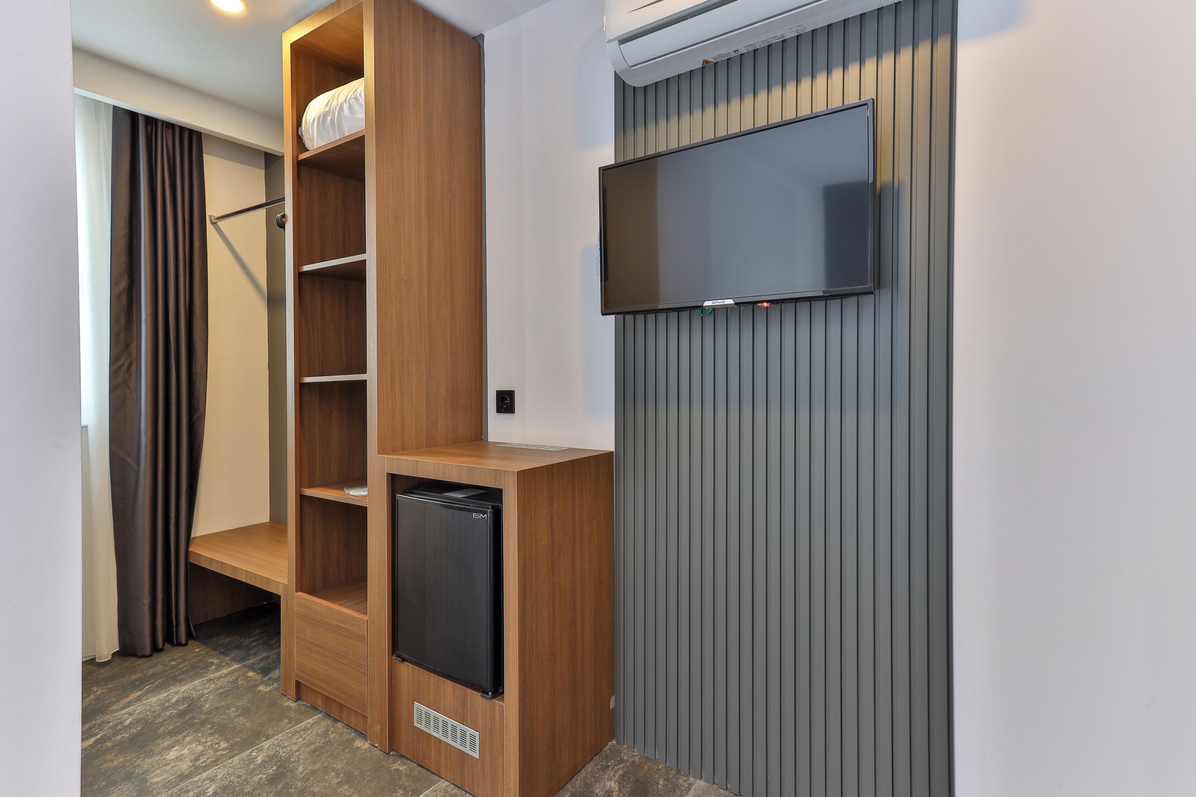 Minibar, bàn ủi/dụng cụ ủi quần áo 