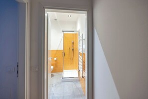 Lägenhet | Badrum | Dusch, regndusch, gratis toalettartiklar och hårtork