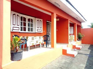 Outdoor dining - private furnished seasonal apartment OKALA AKANDA (Libreville)