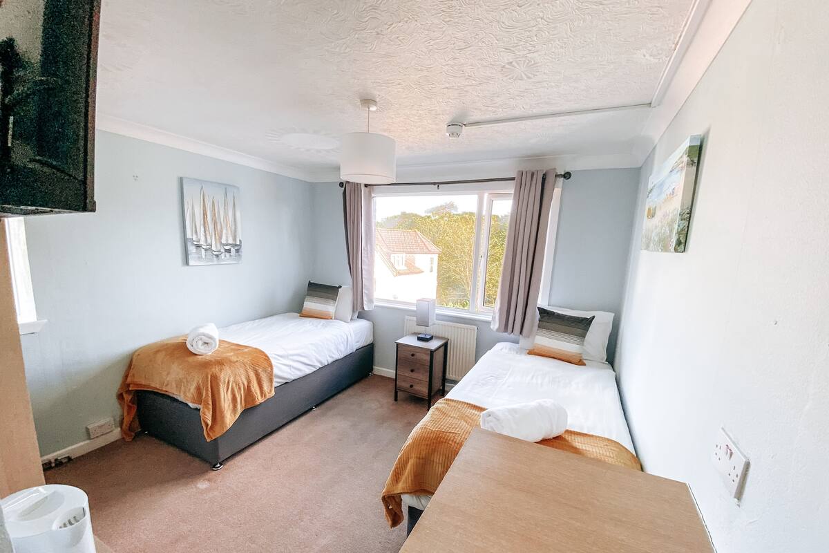 Habitación tradicional con 2 camas individuales | Wifi gratis y ropa de cama