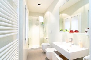 Shower, hair dryer, bidet, towels - ROMANTICA HOUSE VENICE (Venezia)