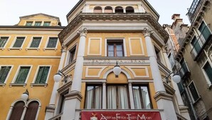 Le Teatro Malibran se distingue par son architecture classique, notamment ses colonnes et ses moulures décoratives.