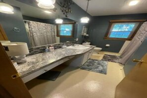 吹风机、毛巾、肥皂、洗发水