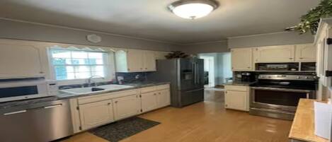 冷蔵庫、電子レンジ、オーブン、コンロ