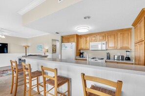 Fridge, microwave, oven, stovetop - 🏖️Soundfront-Walk to Beach-Comm. Pool-2BR South Harbour 12E (Pensacola Beach)