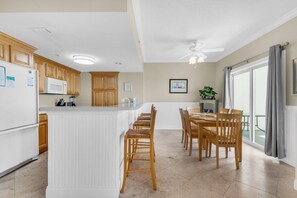 Fridge, microwave, oven, stovetop - 🏖️Soundfront-Walk to Beach-Comm. Pool-2BR South Harbour 12E (Pensacola Beach)