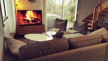 Een smart-tv en boeken