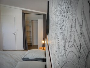 3 slaapkamers, een strijkplank/strijkijzer, reisbedje, gratis wifi