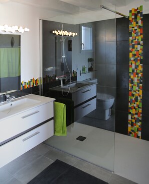 Douche, articles de toilette écologiques, séchoir à cheveux