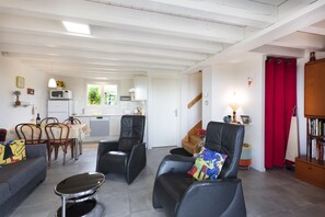 Téléviseur, lecteur de DVD, livres, chaîne audio