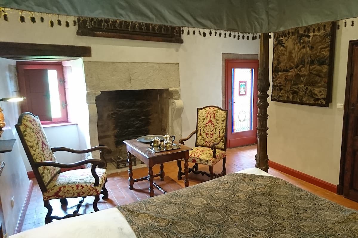 Habitación tradicional | Ropa de cama de alta calidad, edredón y minibar