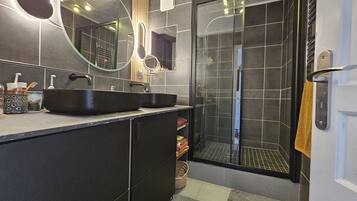 Een douche, een haardroger, handdoeken, zeep