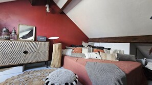3 bedrooms, desk, iron/ironing board, free WiFi