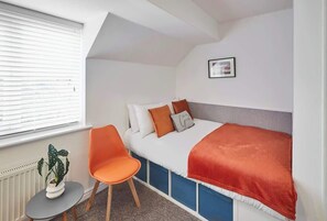 2 makuuhuonetta, työpöytä, silitysrauta/-lauta, ilmainen Wi-Fi