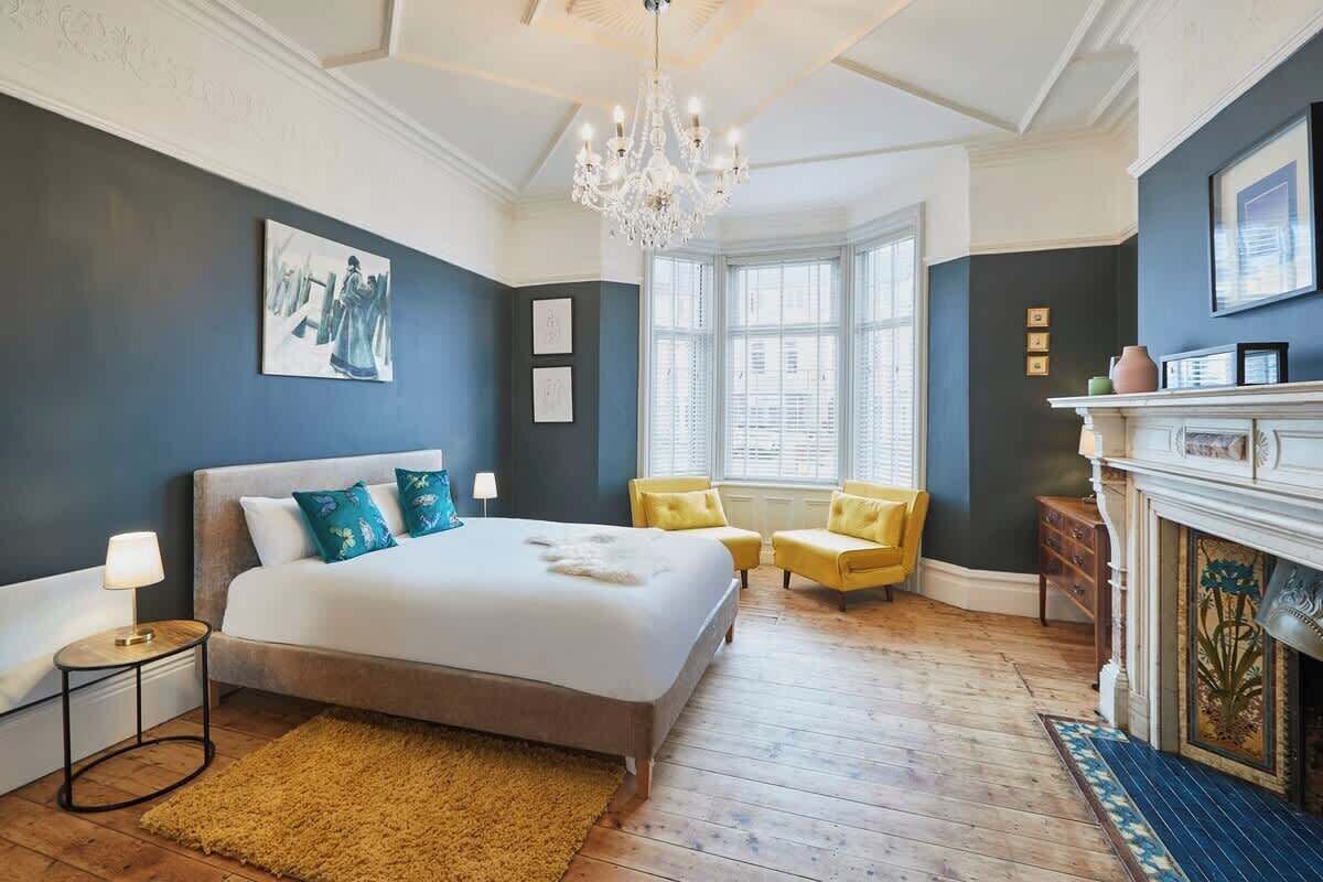 1 habitación, tabla de planchar con plancha y cuna de viaje 