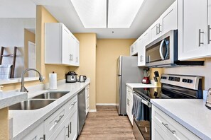 Fridge, microwave, oven, stovetop - 1BD, Resort Amenities, Scottsdale, Pool & Gym (Scottsdale)