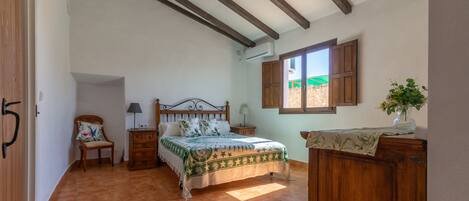 3 bedrooms, iron/ironing board, travel crib, free WiFi