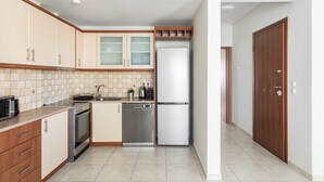 Une cuisine avec des meubles en bois, un réfrigérateur en acier inoxydable et un lave-vaisselle.