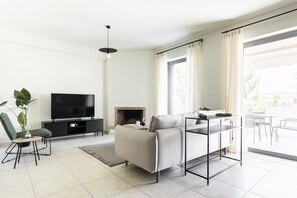 Deluxe-Apartment | Wohnbereich | 50-Zoll-Smart-TV mit Digitalempfang, Fernseher, Kamin