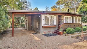 A house with a covered porch, a small front yard with gravel, and a wooden deck. - Ren Basera - Minutes from the base of Mt Buller (Sawmill Settlement)