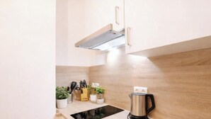 Una cocina moderna con estufa integrada, hervidor y bloque para cuchillos.