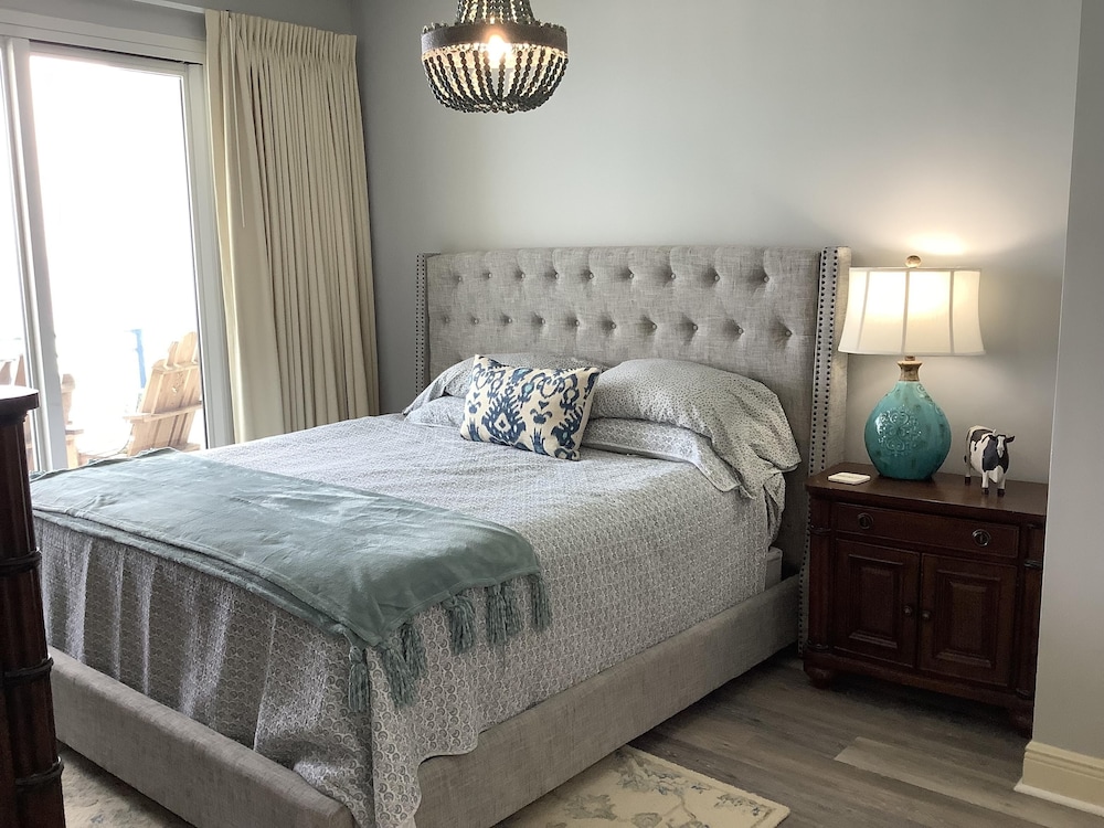 Sterling Breeze, Boho, SLEEPS 8, Walk to PIER PARK, Beach Front, All