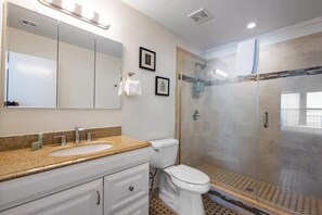 Badewanne, Haartrockner, Handtücher