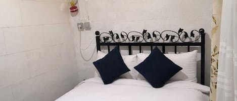 Habitación económica | 1 dormitorio, decoración individual, mobiliario individual y escritorio