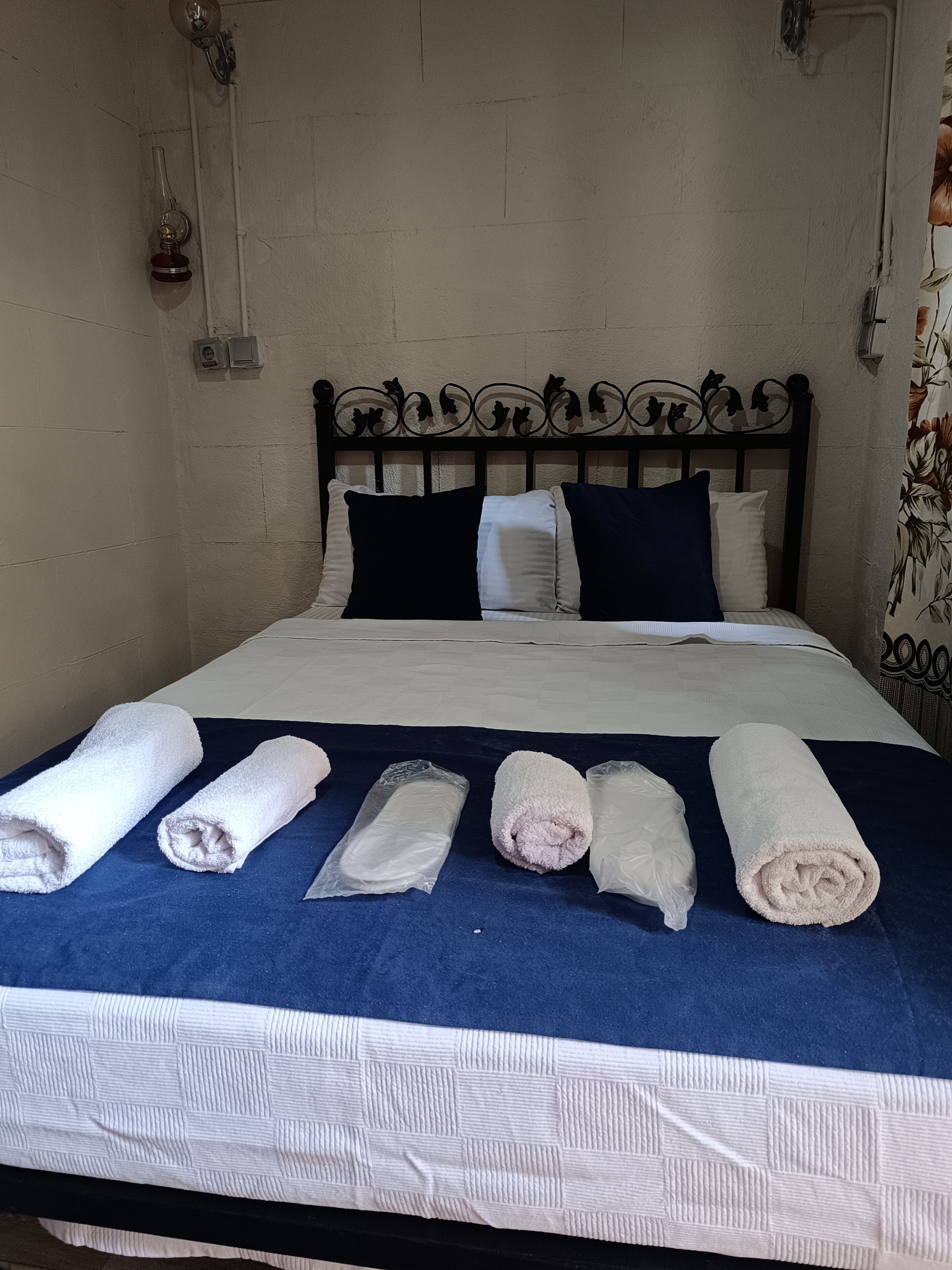 Economy Room | Individually decorated, individually furnished, desk, free WiFi