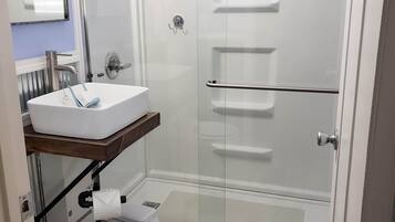 Douche, sĂšche-cheveux, serviettes fournies, savon