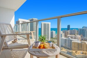 Outdoor dining - Luxury w/ stunning view |Balcony |Amazing Pools (Hollywood)